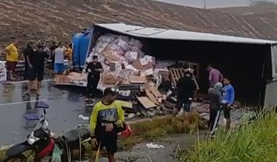 [Vídeo] Caminhão tomba na BR-101 e carga de frutas é saqueada em Colônia Leopoldina