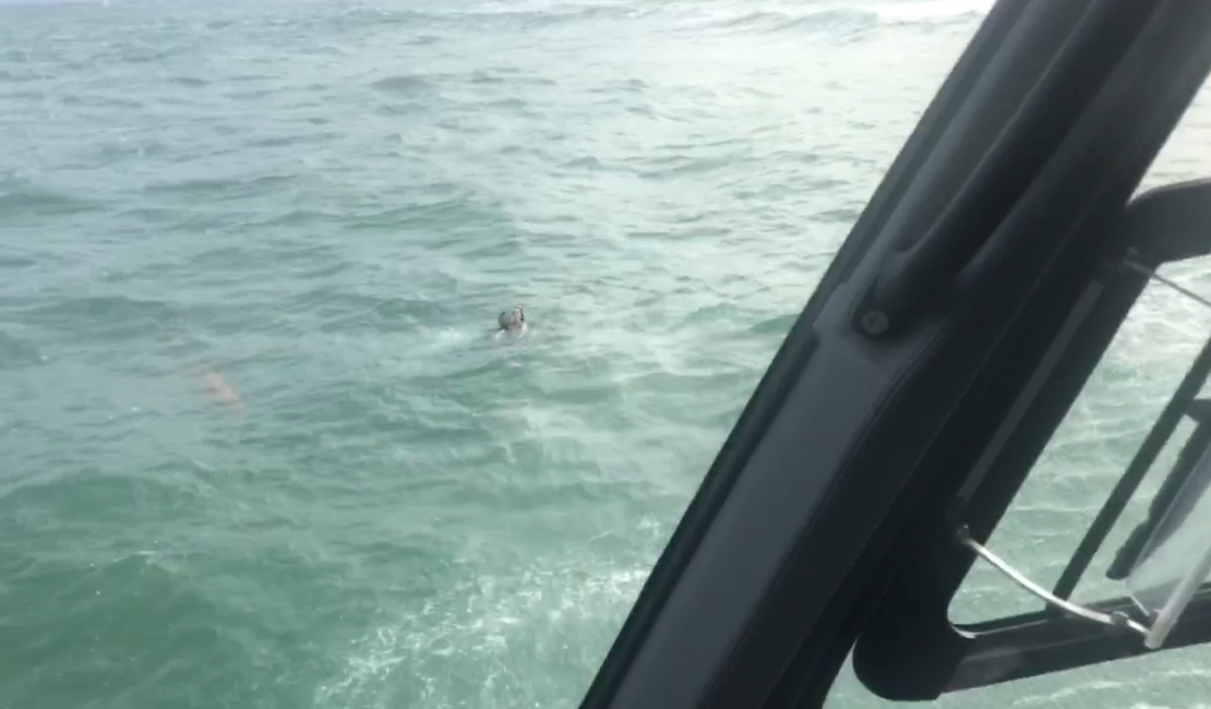 Surfistas encontram corpo de jovem que se afogou na Barra de São Miguel