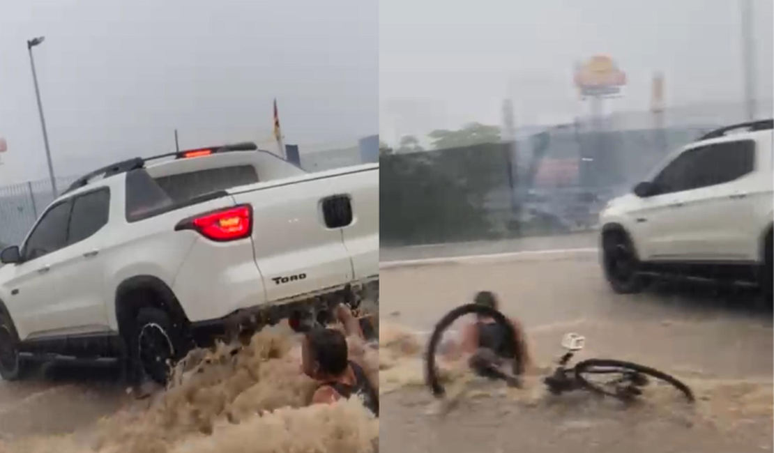 [Vídeo] Homem é levado por enxurrada e fica preso debaixo de caminhonete, em Maceió