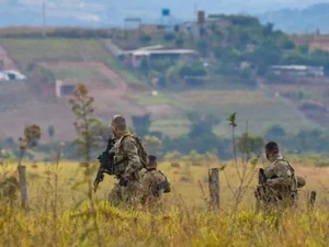 Antes de atirar na polícia, psicopata escondeu reféns sob folhas