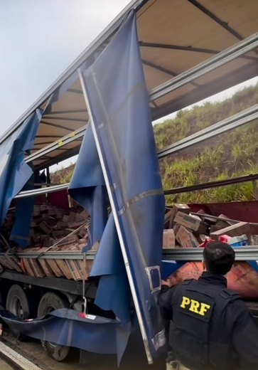 Carga de café tomba de carreta e produtos são saqueados na rodovia BR-101