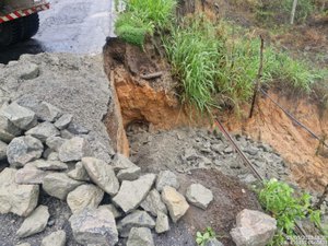 DER contém erosão em acostamento da rodovia AL-210, entre Viçosa e Cajueiro