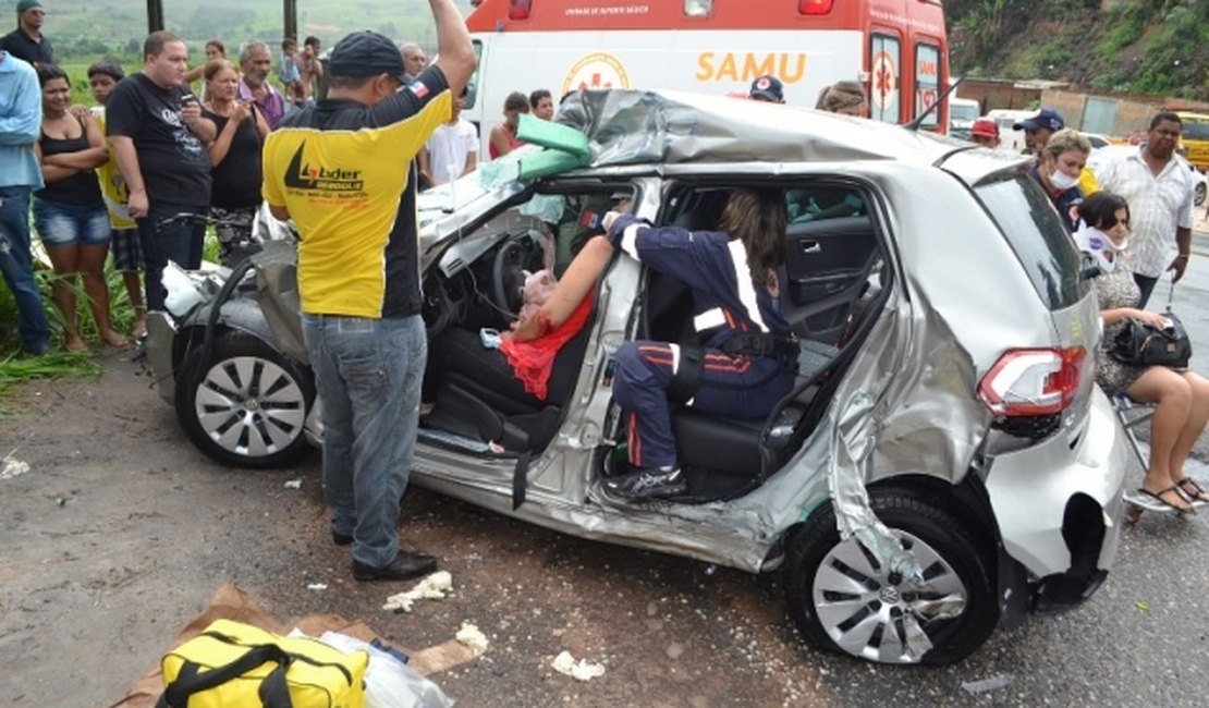 Família arapiraquense fica gravemente ferida em acidente na BR-101