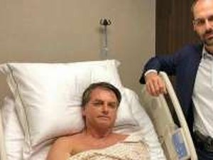 Em foto com o pai no hospital, Eduardo Bolsonaro posa com pistola na cintura