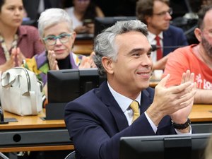 Rafael Brito comemora aprovação de Projeto de lei que cria piso salarial para profissionais da educação