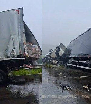 [Vídeo] Caminhões colidem na Ladeira do Varela e causam transtornos na BR-101; não há registro de feridos
