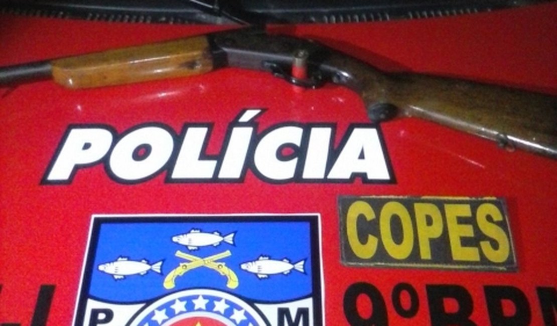 Polícia prende homem que transportava uma escopeta no carro