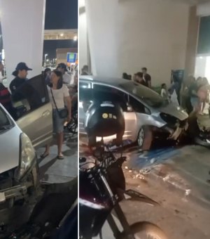 [Vídeo] Carro invade estacionamento e atinge entrada de shopping no Benedito Bentes