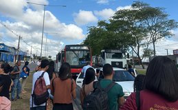 Carro atinge lateral de ônibus ao tentar desviar de motocicleta em Maceió