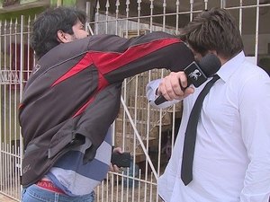 [Vídeo] Repórter do programa CQC na Bandeirantes leva soco no rosto de entrevistado