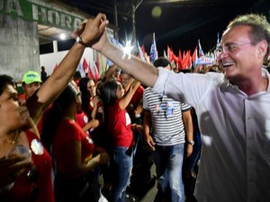 Senador Renan arrasta multidão durante caminhada em Murici