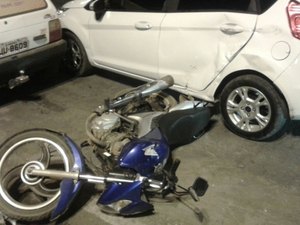 Motorista não respeita sinalização, colide em duas motos e deixa motociclista ferido