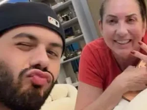 Zé Felipe posta com ex-sogra e comenta fotos de Virginia Fonseca na web