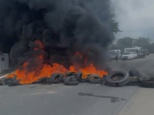 Manifestantes bloqueiam rodovia em novo protesto contra proibição de passeios de jet-skis em Maragogi