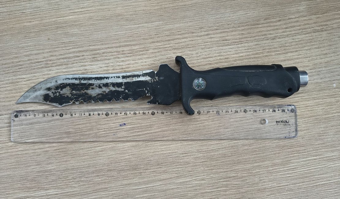 Jovem de 19 anos é flagrado tentando esconder faca na cintura em Delmiro Gouveia