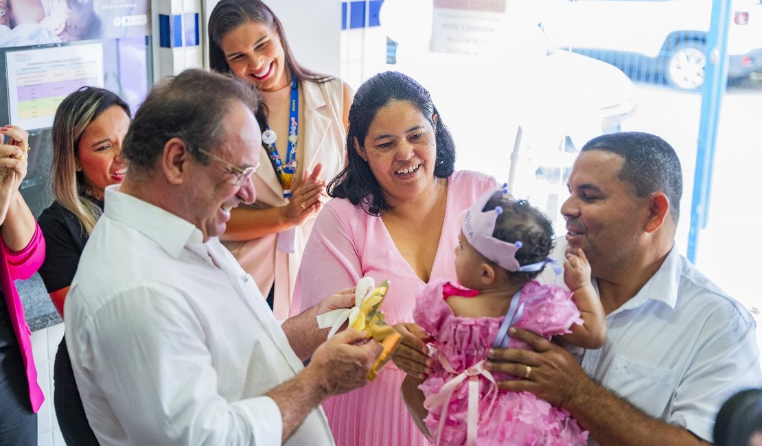 Prefeito Luciano entrega chave da cidade a 'bebê prefeita' durante cerimônia