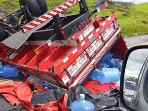 Carreta carregada com água mineral tomba na BR-316, entre Maribondo e Pindoba