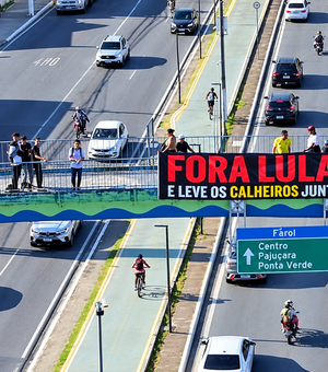 Vereador bolsonarista estende faixa contra Lula e Calheiros em Maceió
