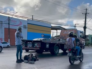 Motociclista fica ferido após colisão entre duas motos na Av. Menino Marcelo