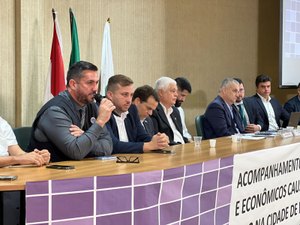 Leonardo Dias destaca sua atuação nos bairros em afundamento de solo durante seminário