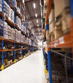 EUA planeja armazenar e enviar imigrantes como mercadorias da Amazon