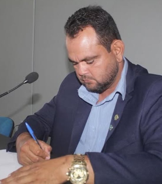 Vereador que tentou matar homem em bar é preso na Câmara Municipal, no Sertão