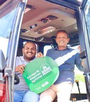 Prefeito comemora chegada de nova retroescavadeira para Matriz de Camaragibe