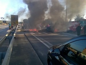 Moradores bloqueiam trecho da AL-101 em Marechal
