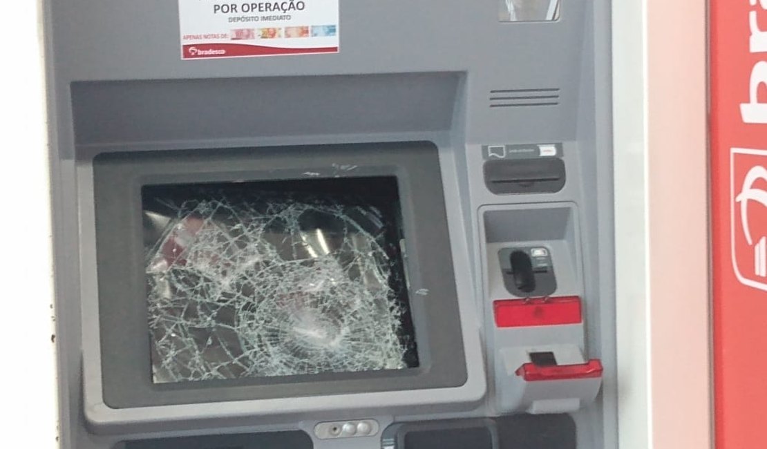 [Vídeo] Caixas eletrônicos de banco são quebrados a pedradas em Maceió