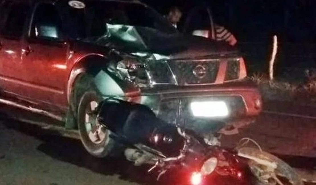 Acidente envolvendo carro e moto deixa dois mortos na AL-450