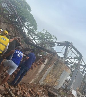 Galpão desaba e deixa quatro feridos no estacionamento de Jaraguá