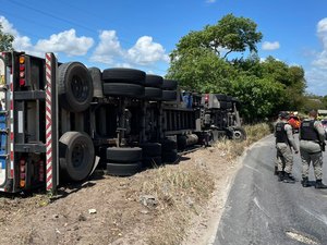 Carreta tomba na Ladeira do Catolé na BR 316