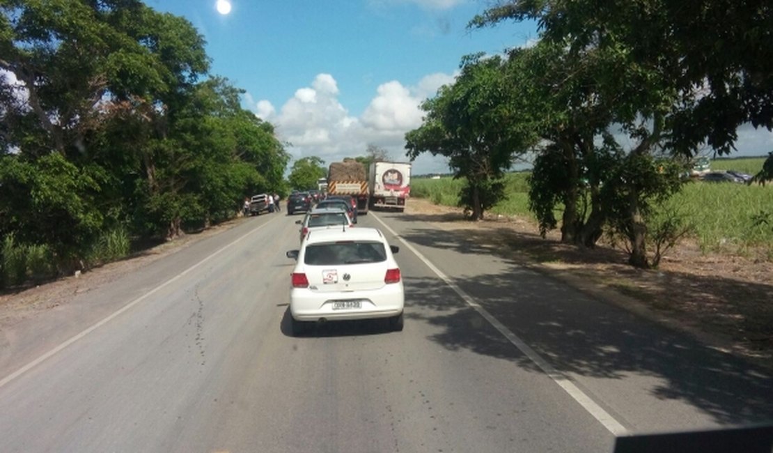 Por falta de transportes, moradores interditam BR-316 em Pilar