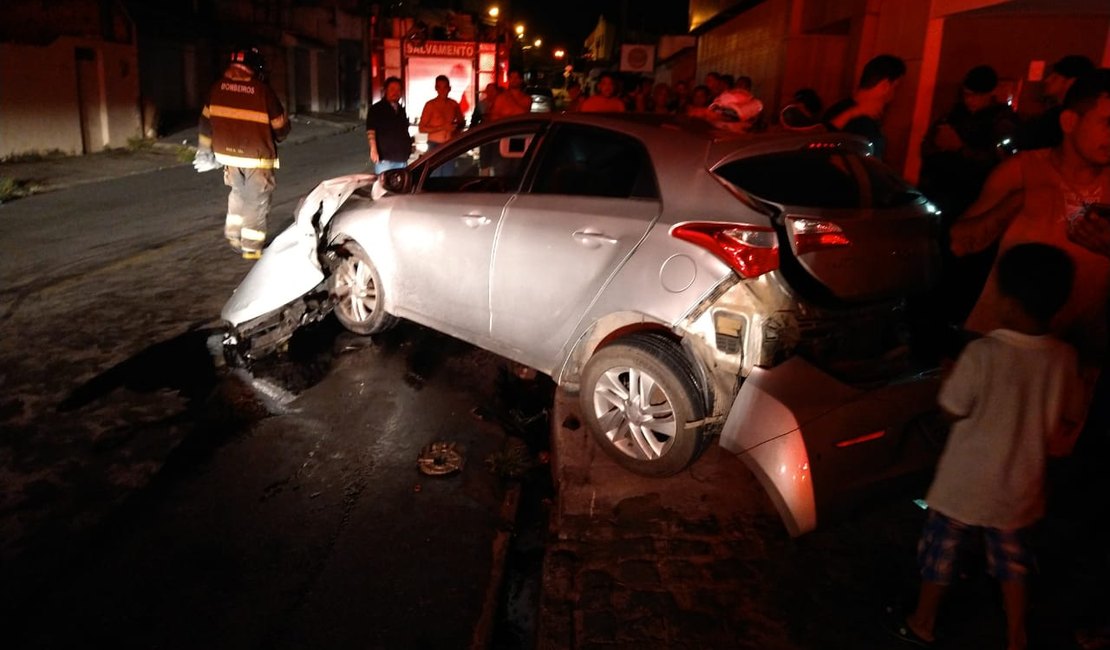 Carro colide em poste e deixa moradores sem energia elétrica no Feitosa