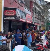 Aposentados enfrentam fila gigantesca para atendimento na Caixa de Porto Calvo