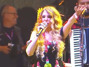 Elba Ramalho interrompe show após público puxar coro contra Bolsonaro: 'Não é um comício'