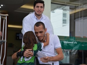 Neto recebe alta e é 5º sobrevivente de voo da Chape a deixar hospital