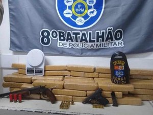 Polícia Militar prende jovem com armas de fogo e 50 kg de maconha em Maceió
