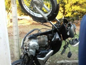 Após acidente, moto fica ?em pé? presa na cerca de arame farpado