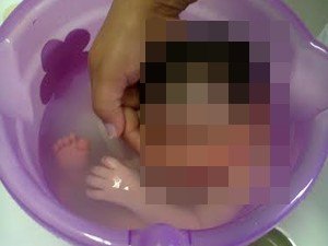 Bebê de sete meses morre afogada em balde com água
