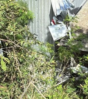 Avião de pequeno porte cai em cima de galpão de oficina e piloto fica preso às ferragens