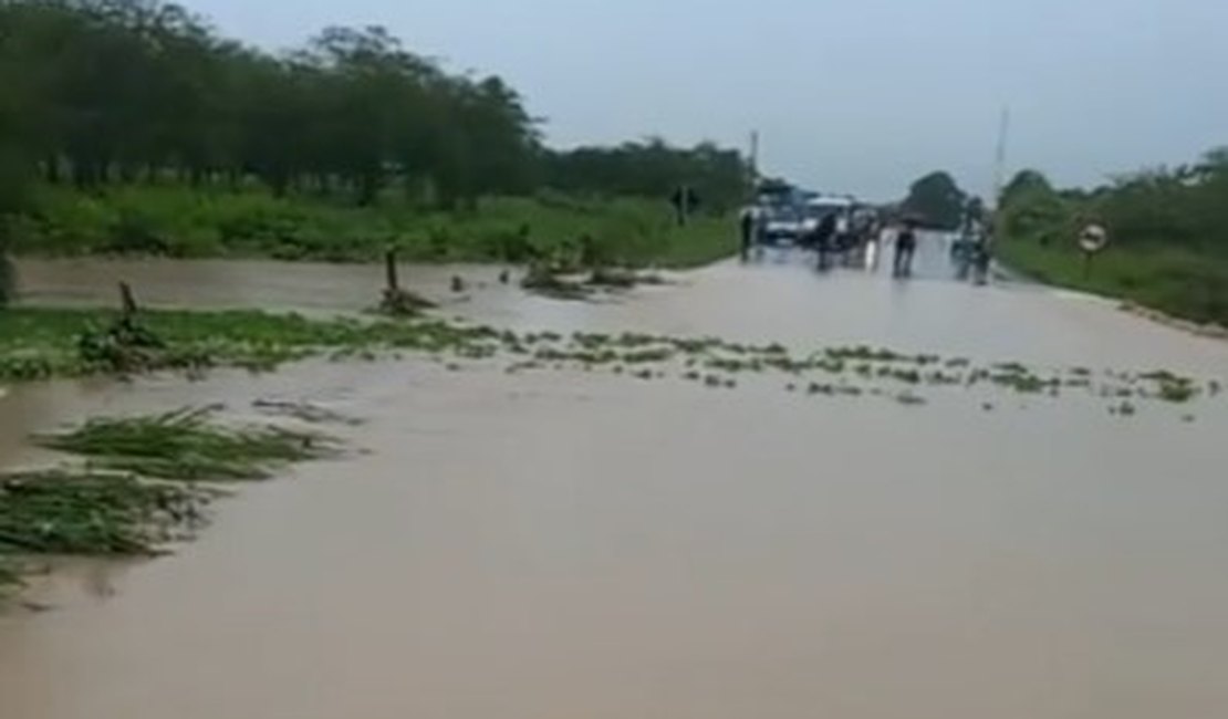 [Vídeo] Barragem rompe e correnteza invade BR-316 em Cacimbinhas, Sertão de Alagoas