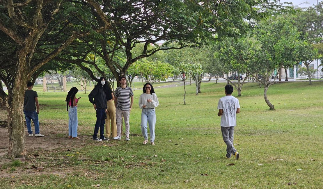 Estudantes de ciências biológicas da Uneal analisam vegetação do Bosque das Arapiracas