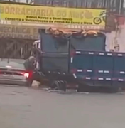 [Vídeo] Homem com carro ilhado pela chuva é resgatado por motorista de caminhão