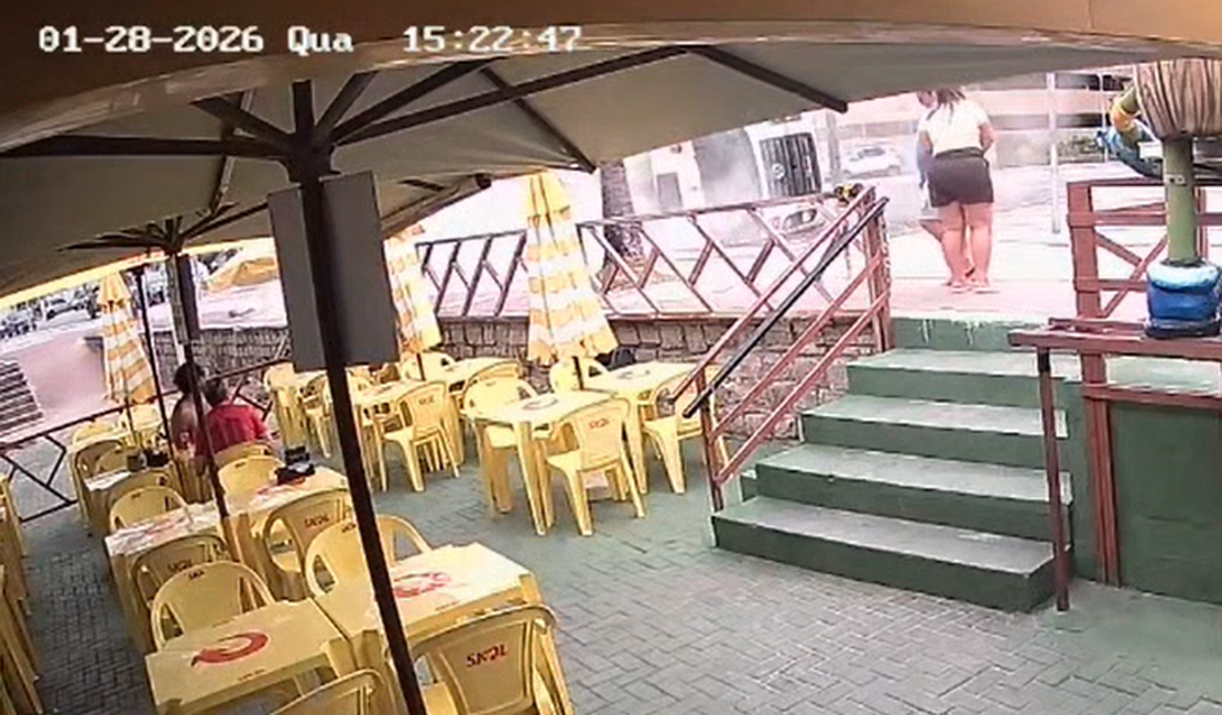 [Vídeo] Câmeras registram tombamento de caminhão de lixo na Ponta Verde