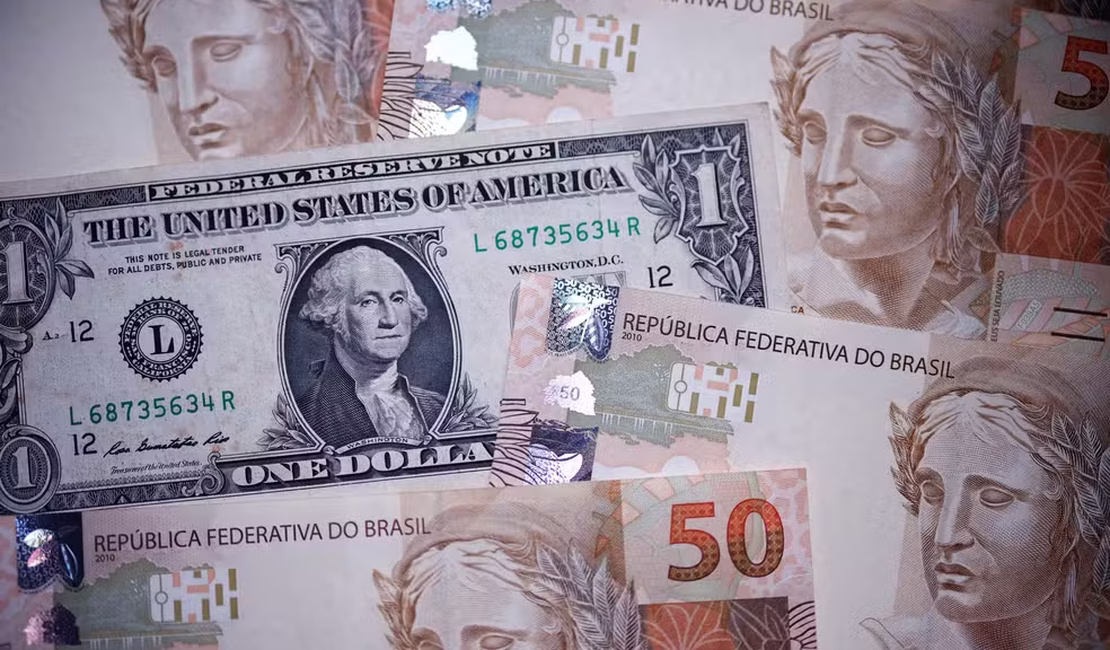 Dólar cai e fecha a R$ 4,97 em meio a incertezas sobre acordo entre EUA e Irã; Ibovespa avança
