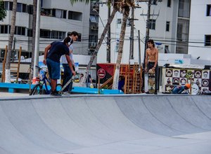 Prefeito entrega praça revitalizada e novo parque na Ponta Verde