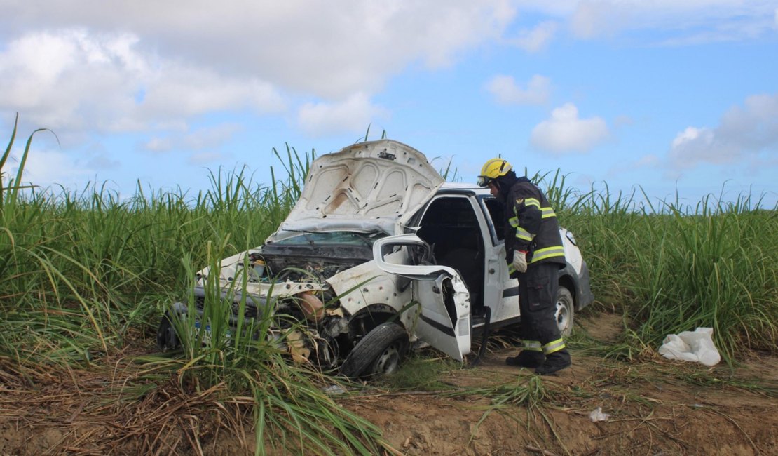 Vaículo cai em ribanceira e vítima precisa ser socorrida pelos bombeiros, em União dos Palmares