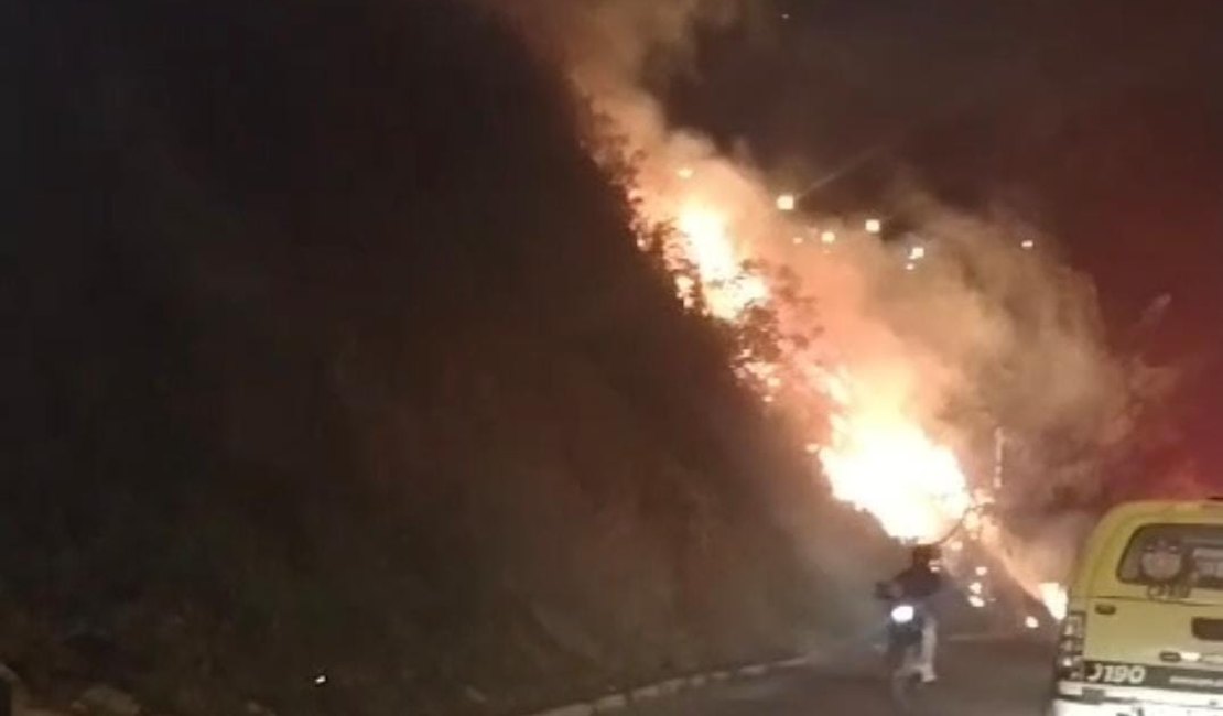 [Vídeo] Foco de incêndio aparece na Ladeira do Óleo, no bairro do Jacintinho