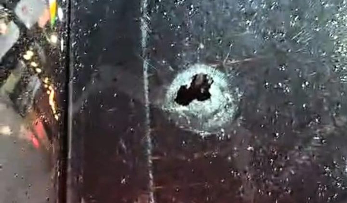 [Vídeo] Criminosos tentam roubar carro, atiram contra veículo e motorista sai ileso no Poço